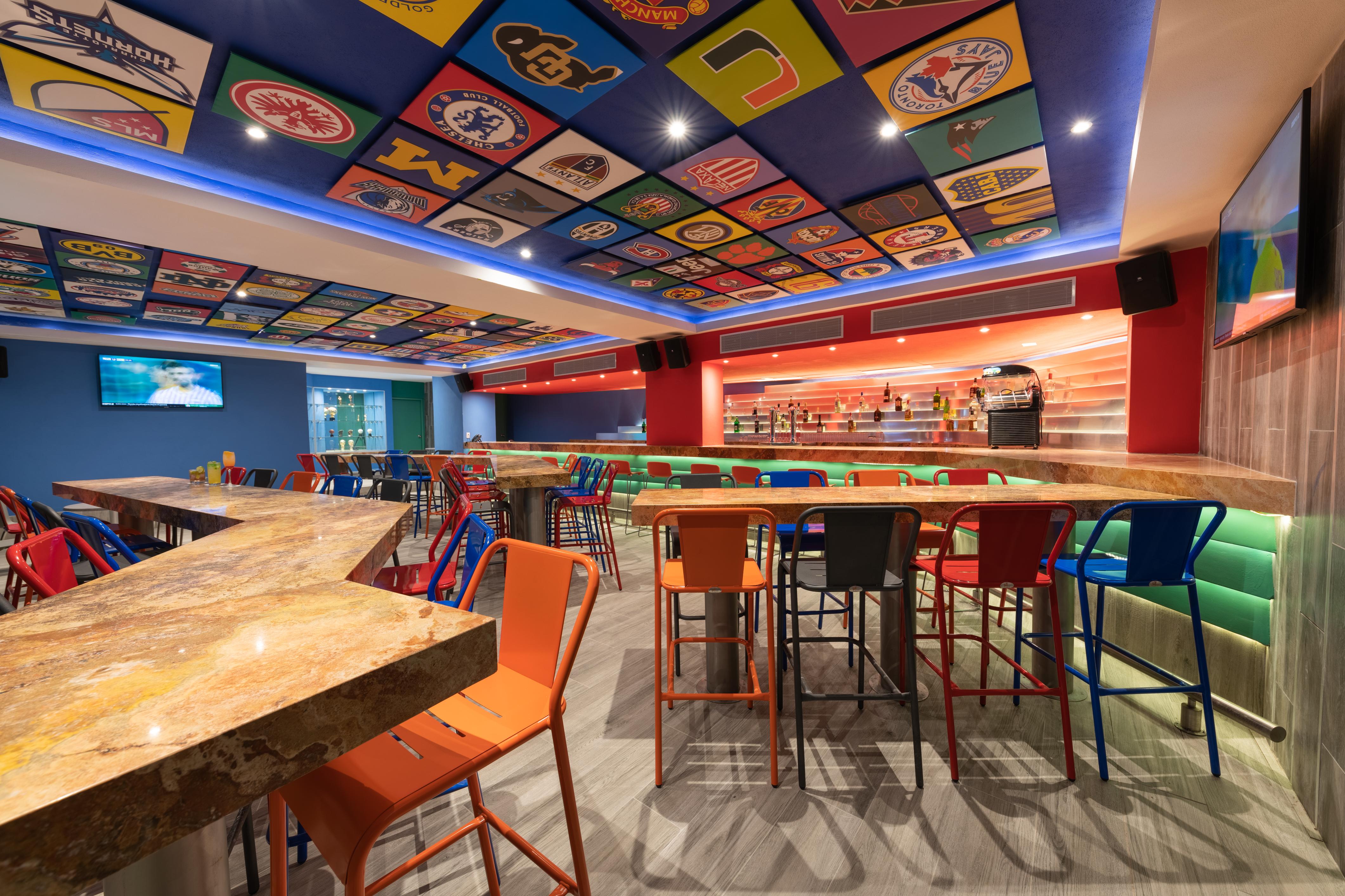 Grand Park Royal Пуерто-Вальярта Екстер'єр фото The interior of a typical sports bar