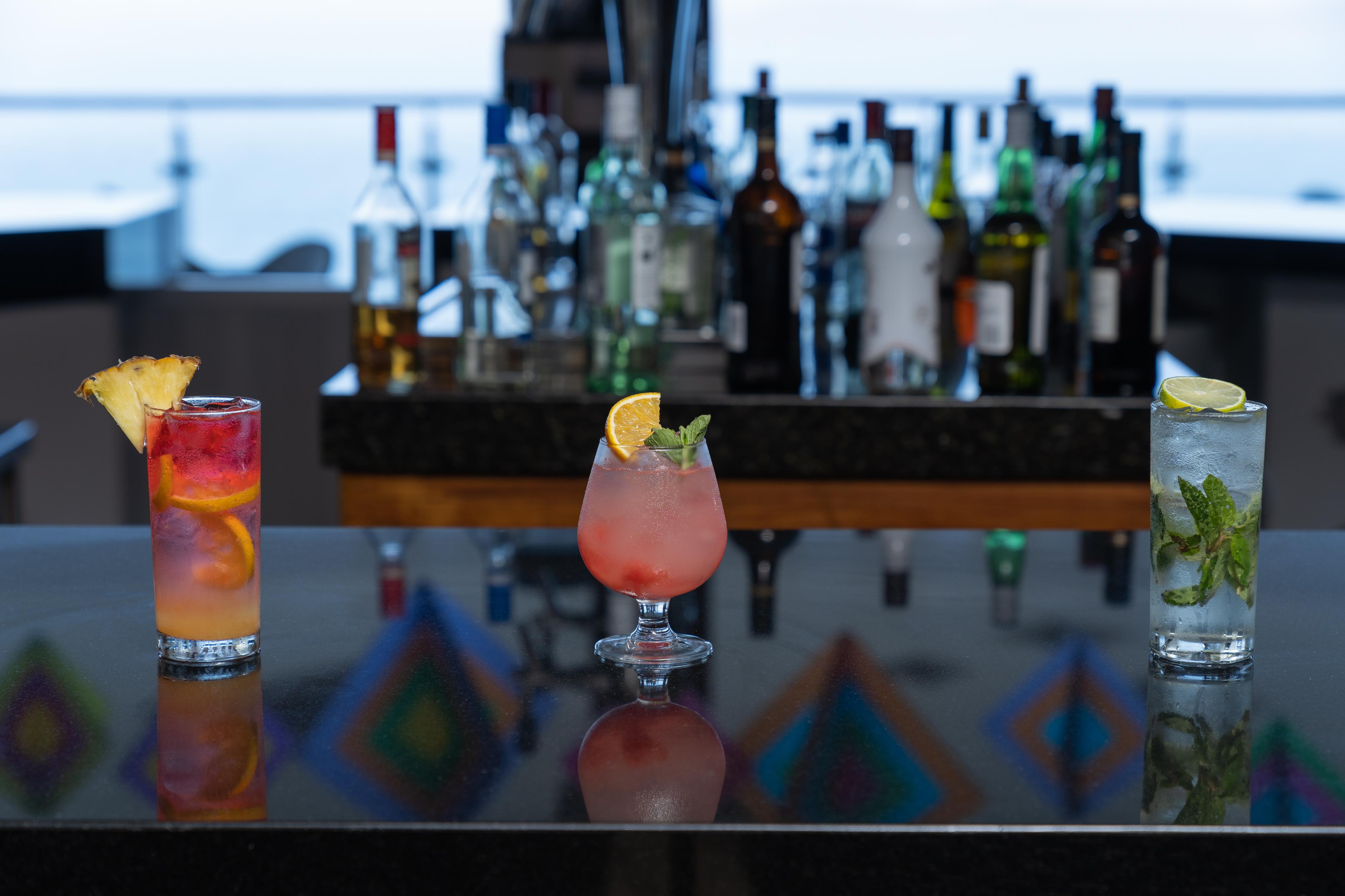 Grand Park Royal Пуерто-Вальярта Екстер'єр фото Cocktails at the bar